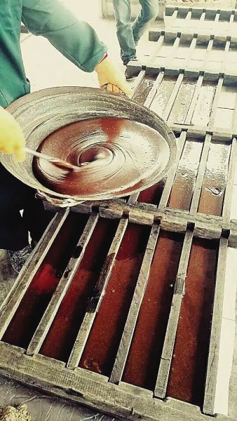 用木制模具制作的糖条