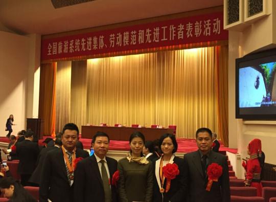 三亚蜈支洲岛旅游区总经理孙林(左一)和三亚市旅游质量监督管理局办公