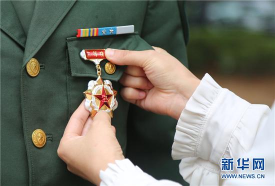 特殊的妇女节礼物军功章献给你