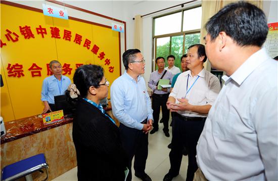 考察团一行在屯昌县委书记田志强,县委副书记,县长匡文胜等人的陪同下