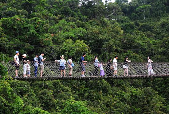 期间,中外游客在海南三亚亚龙湾热带天堂森林旅游区参观游览的情景