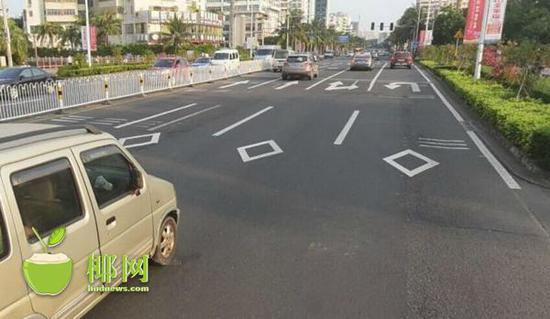 图:斑马线前的菱形标志