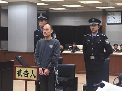 昨日上午,周建军在受审时,称自己为自保持刀"乱挥".