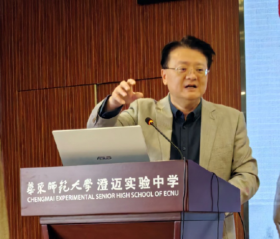 中国苏轼研究学会会长、西华大学文学与新闻传播学院院长潘殊闲教授作主旨演讲