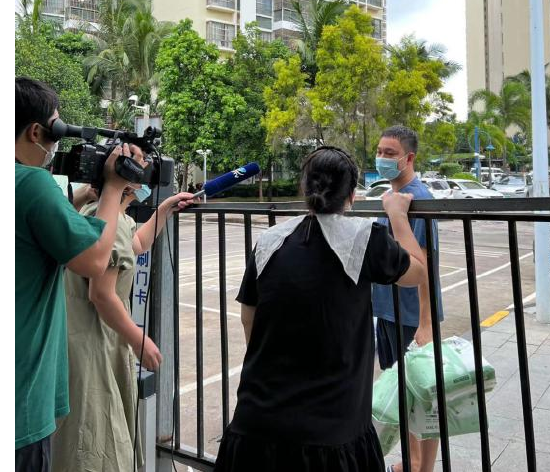 三亚电视台正在采访宝爸心情