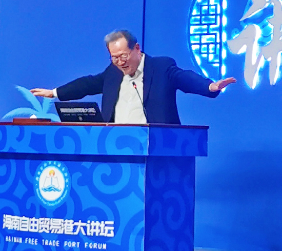 李公羽现场伸展双臂，表达东坡先生复驾垂天、下视九万里的意境（杨钥 &nbsp;摄影）