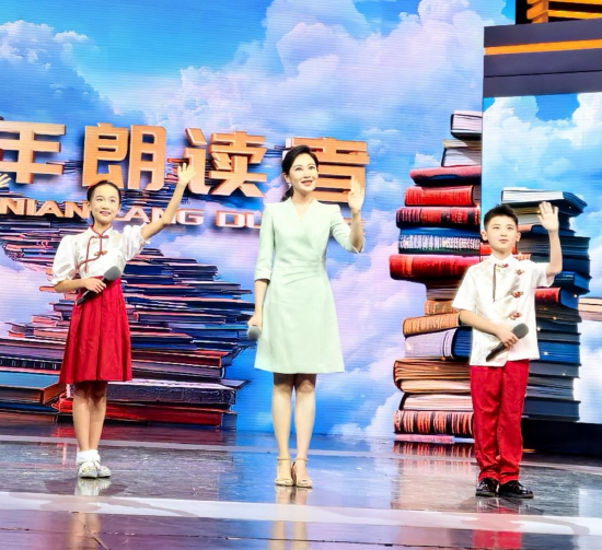 李且仁（左）、李且好（右）在北京广播电视台“少年朗读者”栏目中担任小主持人。