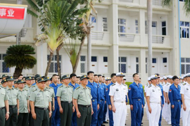 陵水百余名干部进军营庆"海军节"