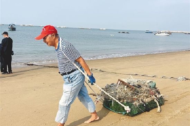 86岁“候鸟”老人在乐东海边捡垃圾获过万点赞