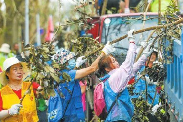 海口百余名老干部路面清障献余热：“年轻人能，我们也能”