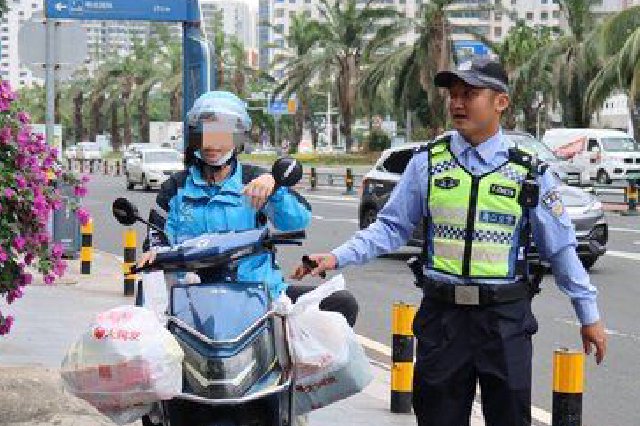 电动自行车轻微违法“教育免罚”政策暖心推行 海口交警人性化