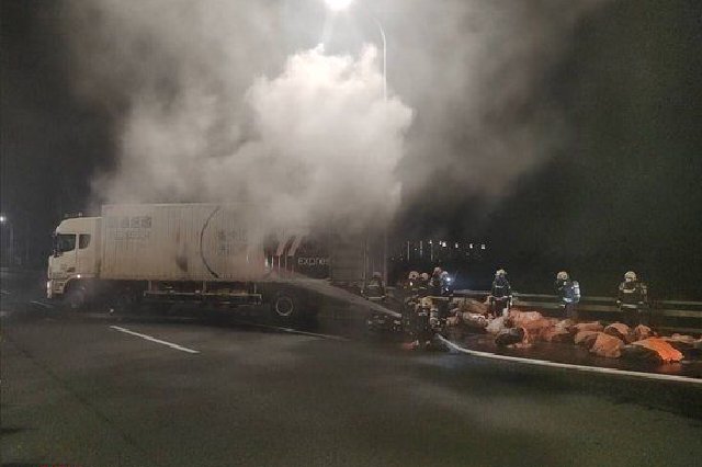 快递车行驶途中车厢突然冒烟 澄迈消防20分钟处置险情
