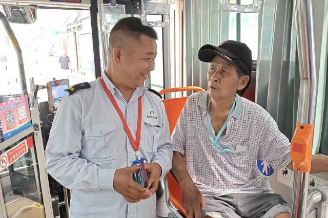 八旬老人乘车迷路 海口公交司机帮其安全回家