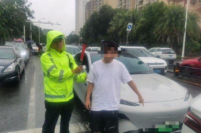 路口红灯变“停车”？儋州一男子醉驾上路，等灯时酣然入梦