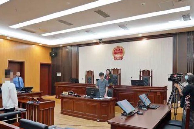 从高楼扔下儿童自行车、灭火器……一人因“高空抛物”获刑六