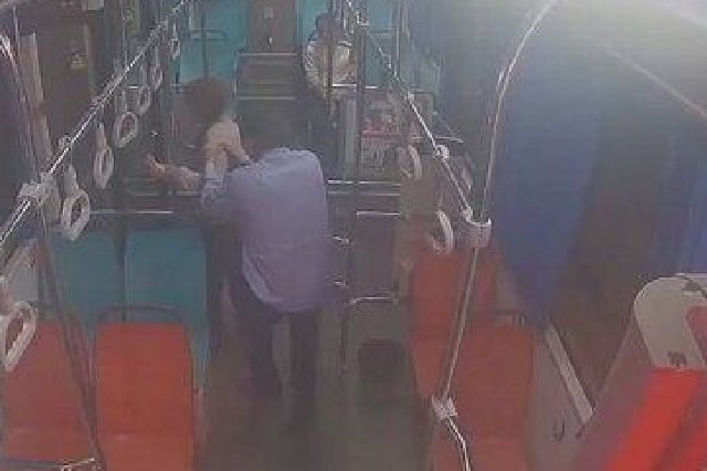 女子发病紧急求救 海口公交侠3分钟送医