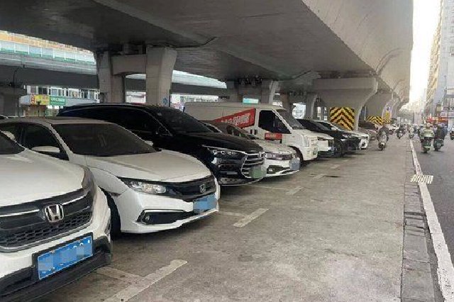告别“绕圈圈”“僵尸车” 海口海秀快速路桥下智慧停车场“无