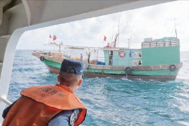 中国海警赤瓜舰紧急救援突发疾病渔民