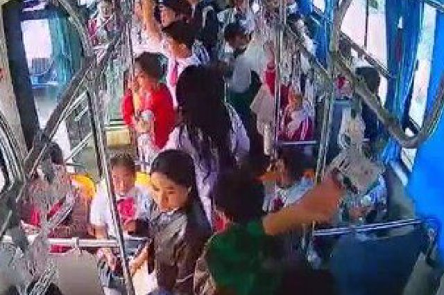 旅游大巴快速路突发自燃 海口“公交侠”紧急转移37名被困学生