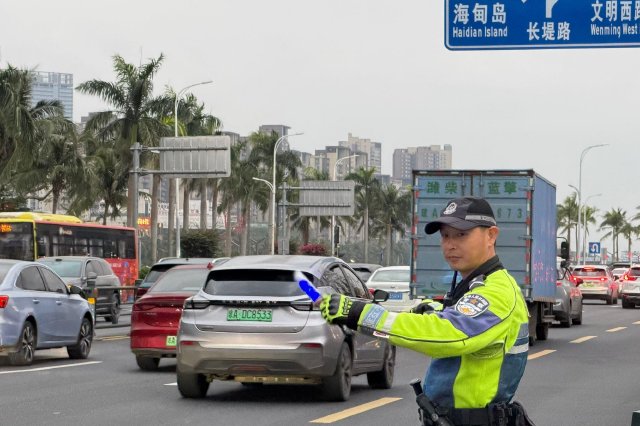 你好2026｜海口交警彭前飞：12个跨年夜的“缺席”与守护