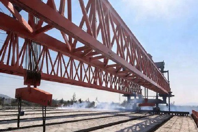 G98海南环岛高速猴岛互通跨线桥梁片架设完成 为全线贯通奠定