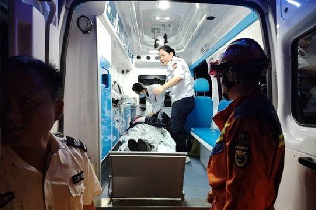 老人槟榔园突发疾病 保亭消防阶梯接力转运