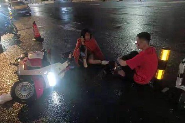 步行玩手机+骑行不谨慎=事故！海口交警详解一起事故中的双重