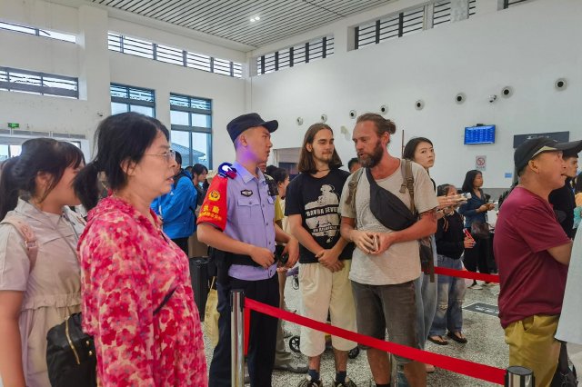 双语服务解难题 海南铁警助力外籍旅客顺利购票