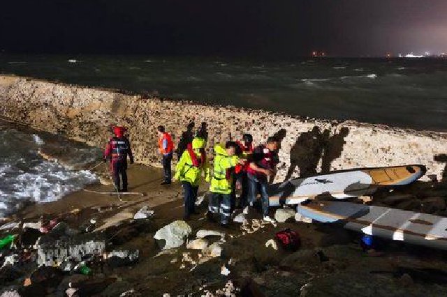 两名钓友被困礁石，东方消防联合多部门开展营救