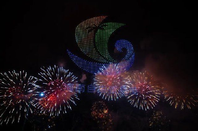 “潮启东方·同心远航”烟花与无人机联合展演璀璨上演