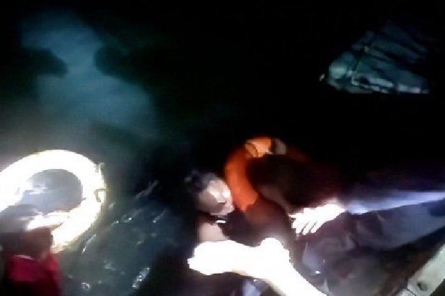 暗夜搏浪！海南东方辅警卞海亮纵身入海，勇救落水男子