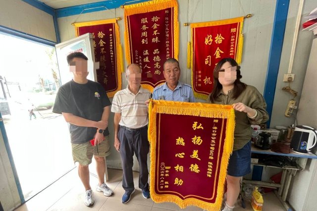 七旬乘客发病倒地 海口“公交侠”紧急送医获赠锦旗