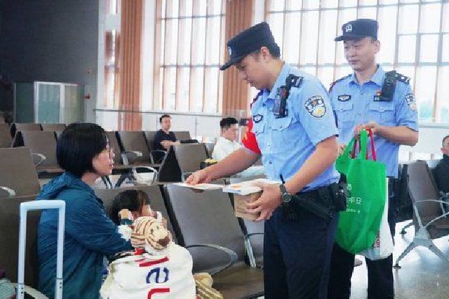 暑运客流高位运行 三亚铁警等部门多举措护平安出行