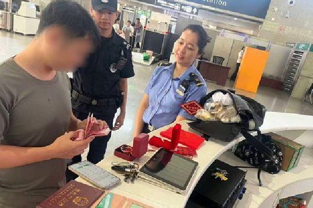 万元现金及20克黄金遗落候车室，海南铁路工作人员寻回旅客“