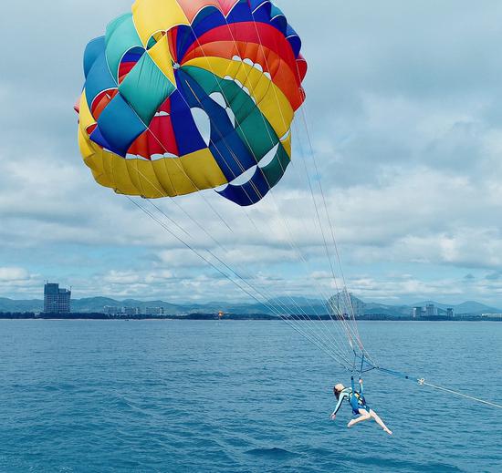 蜈支洲岛海上娱乐项目彩虹拖伞