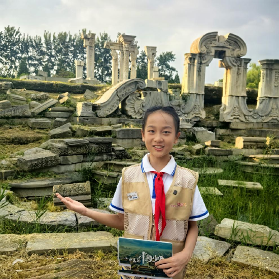 李且仁同学在北京圆明园遗址公园担任红领巾讲解员。