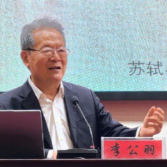 李公羽在日照市委党校举办的“苏轼文化专题报告会”上介绍苏轼在密州的执政理念与实践