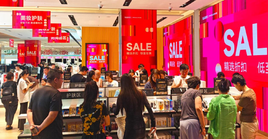 在海口国际免税城，消费者在选购免税商品。海南日报陈元才 摄