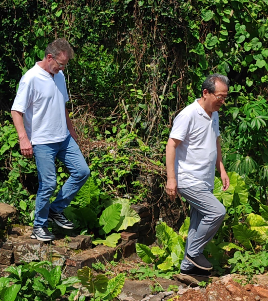 李公羽与大山在废弃的里桥上探访东坡当年行迹
