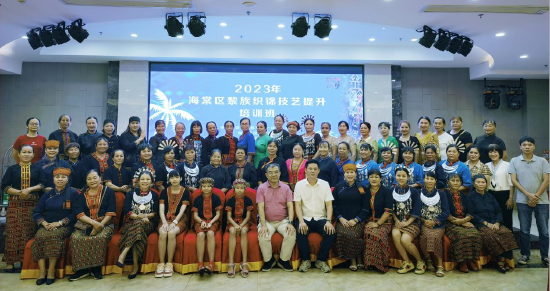 区委统战部组织的黎锦技艺培训班