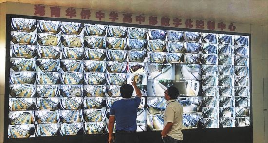 6月5日,在海南华侨中学高中部,老师们在数字化控制中心监控高考考场