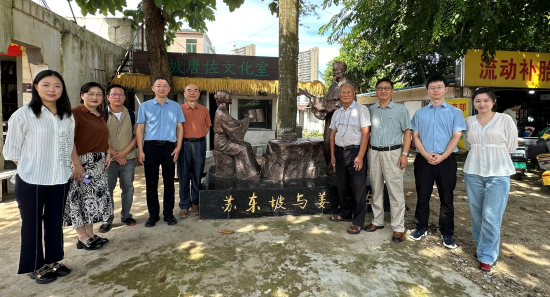 2025年9月9日，海南省东坡文化研究与传播中心专家考察组到访“东坡唐佐文化苑”，并在东坡唐佐雕像前合影留念。