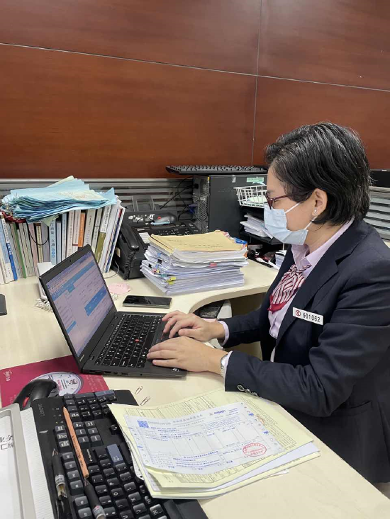 中国银行海南省分行工作人员运用跨境金融服务平台办理首笔境内运费