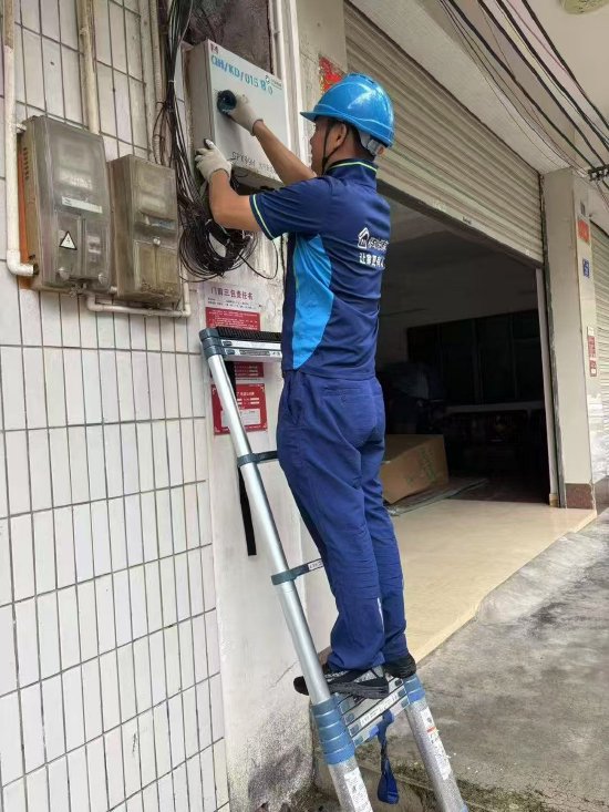 维护工程师在检查家宽线路并加固设备箱体