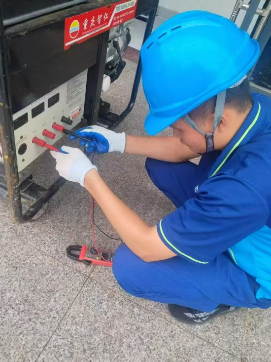 维护工程师在检查油机工作状态