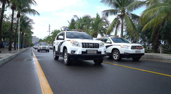 副市长誓师指令的下达,全场人员注目而视,现场的交警铁骑以及警卫车