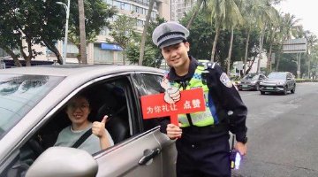 海口街头暖心文明风景线