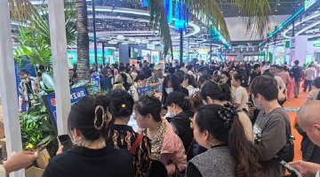 冬交会公众开放日人群络绎不绝