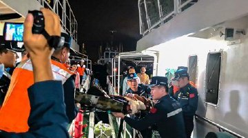 三亚海警成功救助受伤渔民