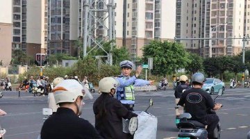 海口持续严查电动自行车违法行为